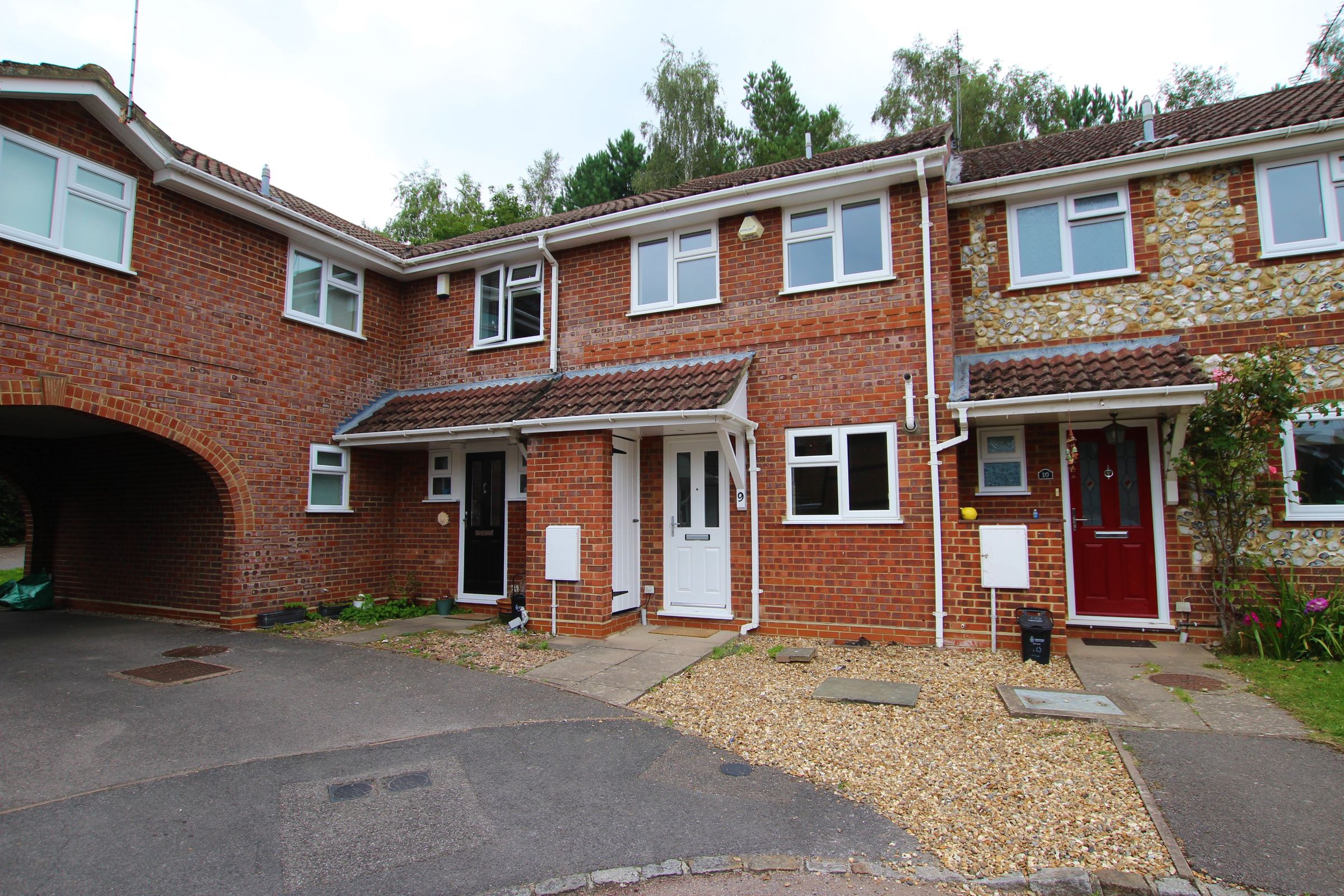 2 bed terraced house to rent in Dodsells Well, Finchampstead, Wokingham