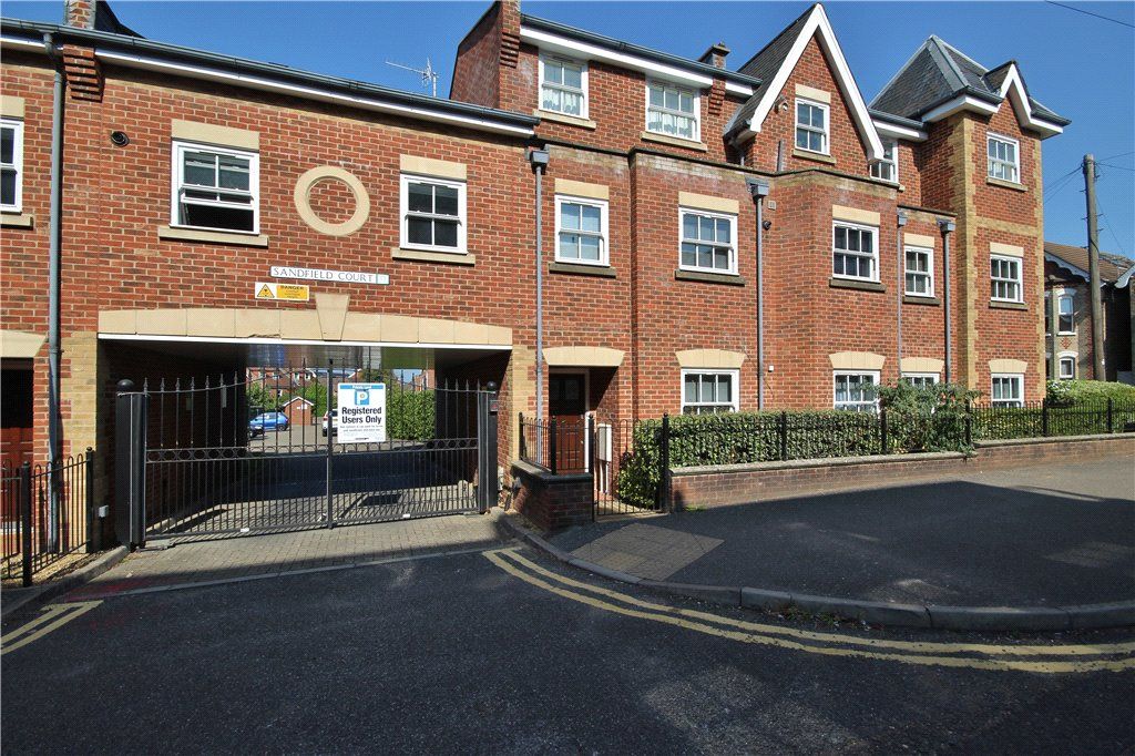 2 bed flat to rent in Sandfield Court, The Bars, Guildford, Surrey GU1