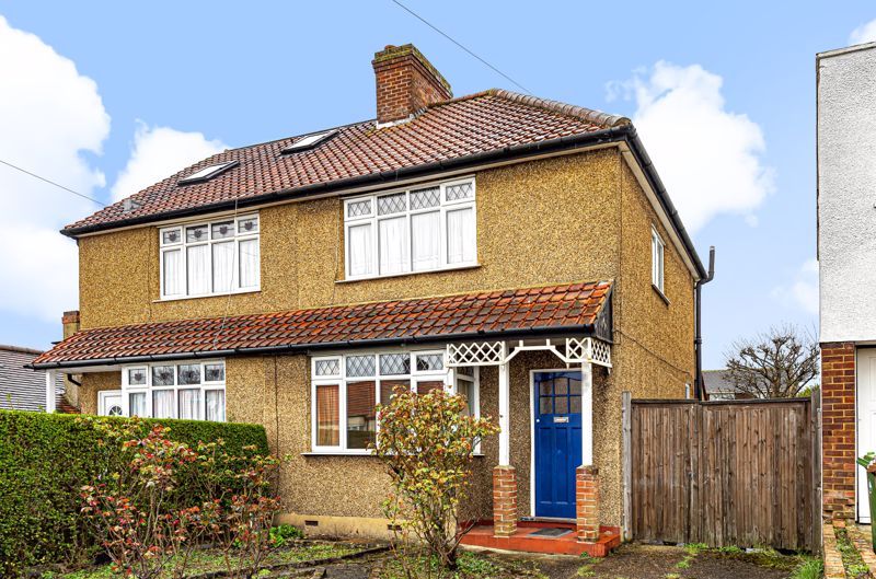 3 bed semidetached house for sale in Clarkes Avenue, Worcester Park