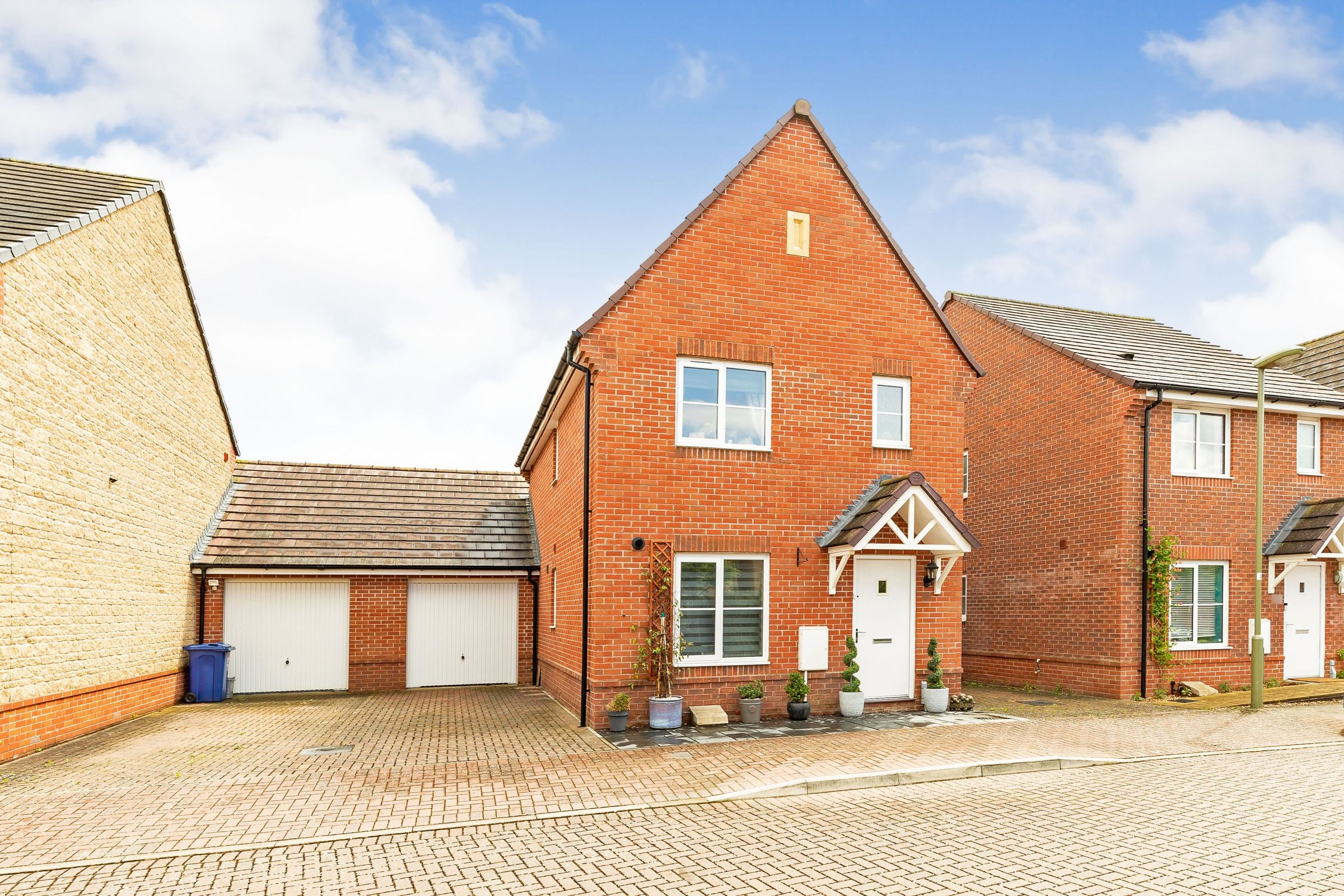 3 bed linkdetached house for sale in Jubilee Way, Bicester OX26 Zoopla