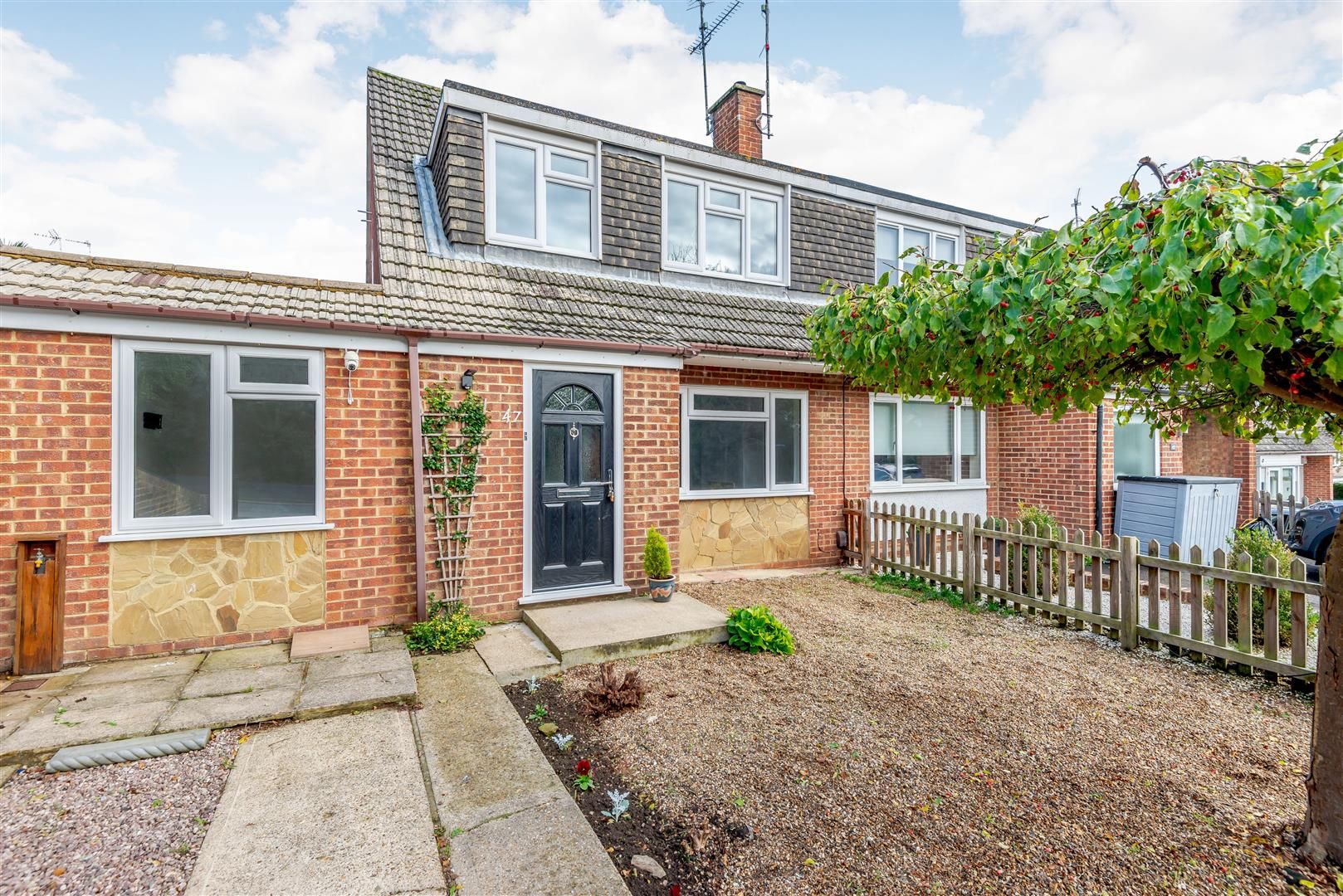 4 bed semidetached house to rent in Spot Lane, Bearsted, Maidstone
