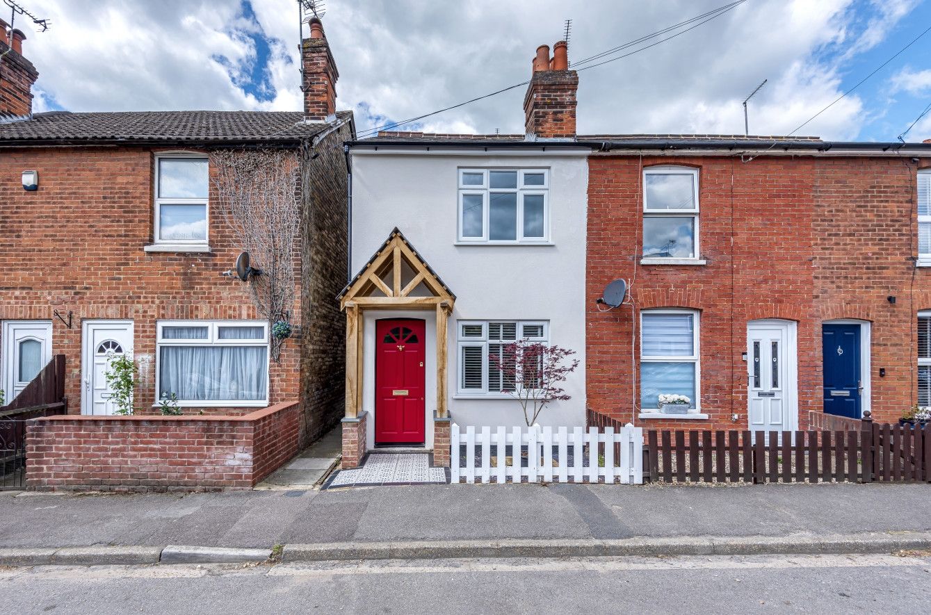 2 bed end terrace house for sale in London Road, Dunton Green