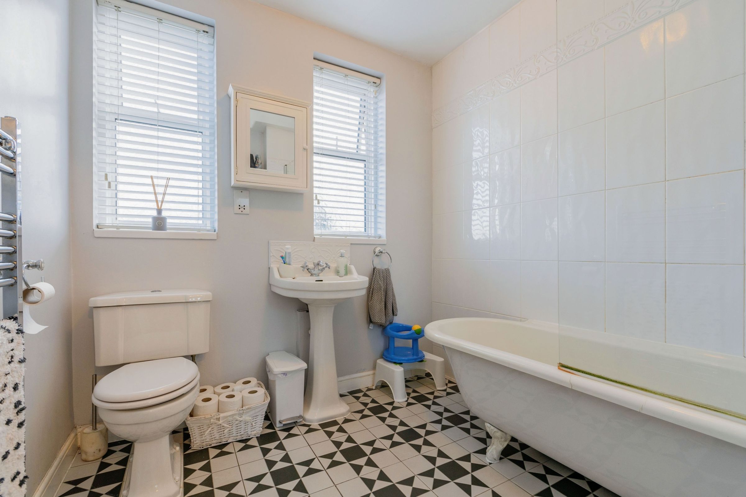 3 bed semidetached house for sale in Halstead Road, Winchmore Hill N21