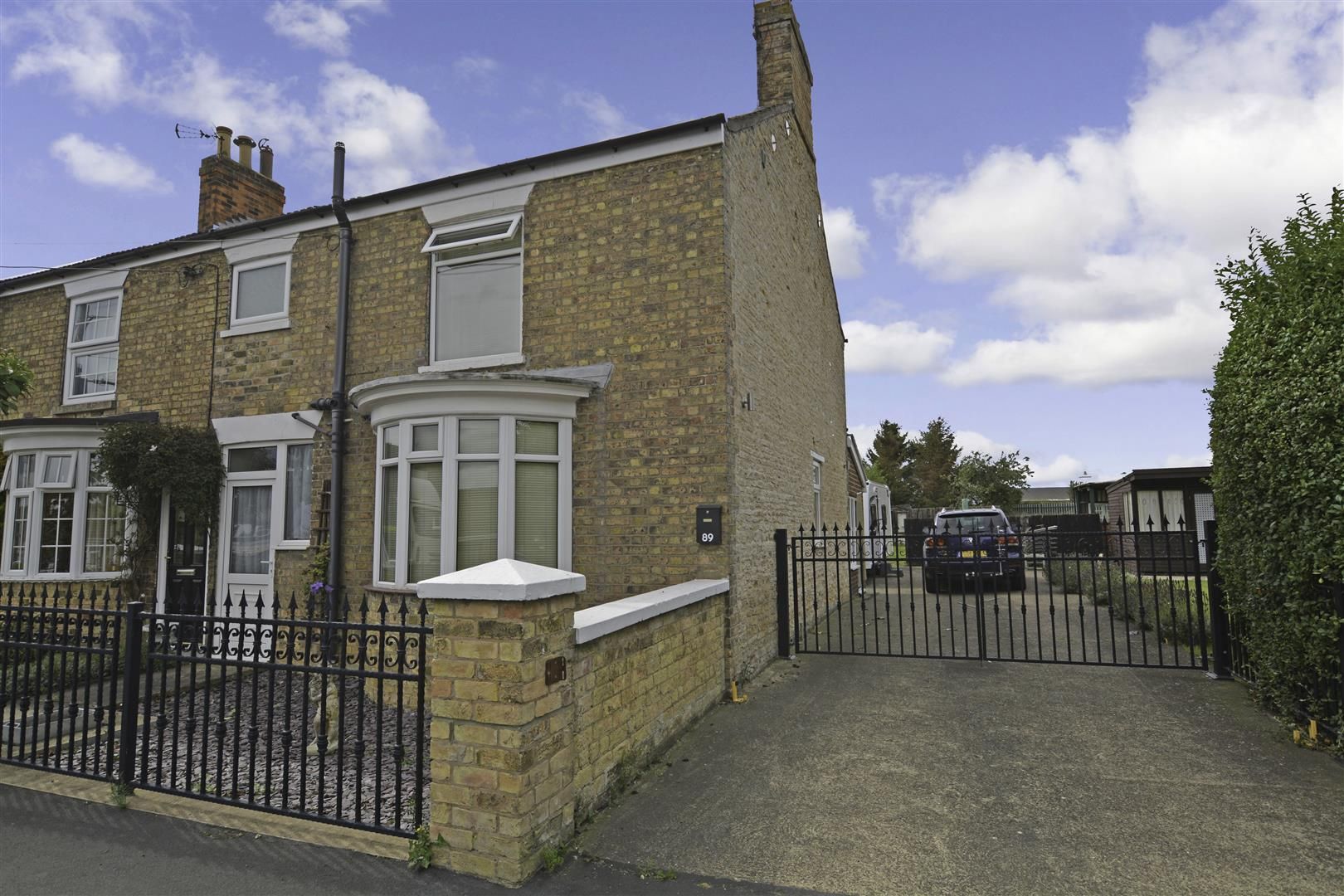 3 bed semidetached house to rent in North Street, Winterton