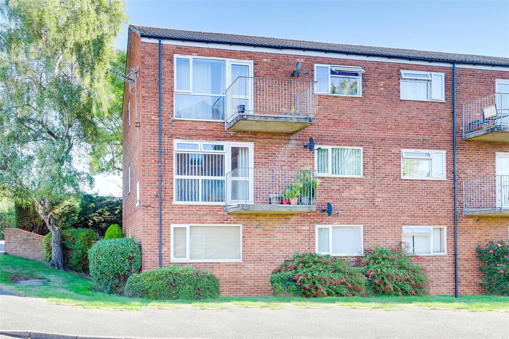 2 bed flat for sale in Derwent Crescent, Arnold, Nottinghamshire NG5
