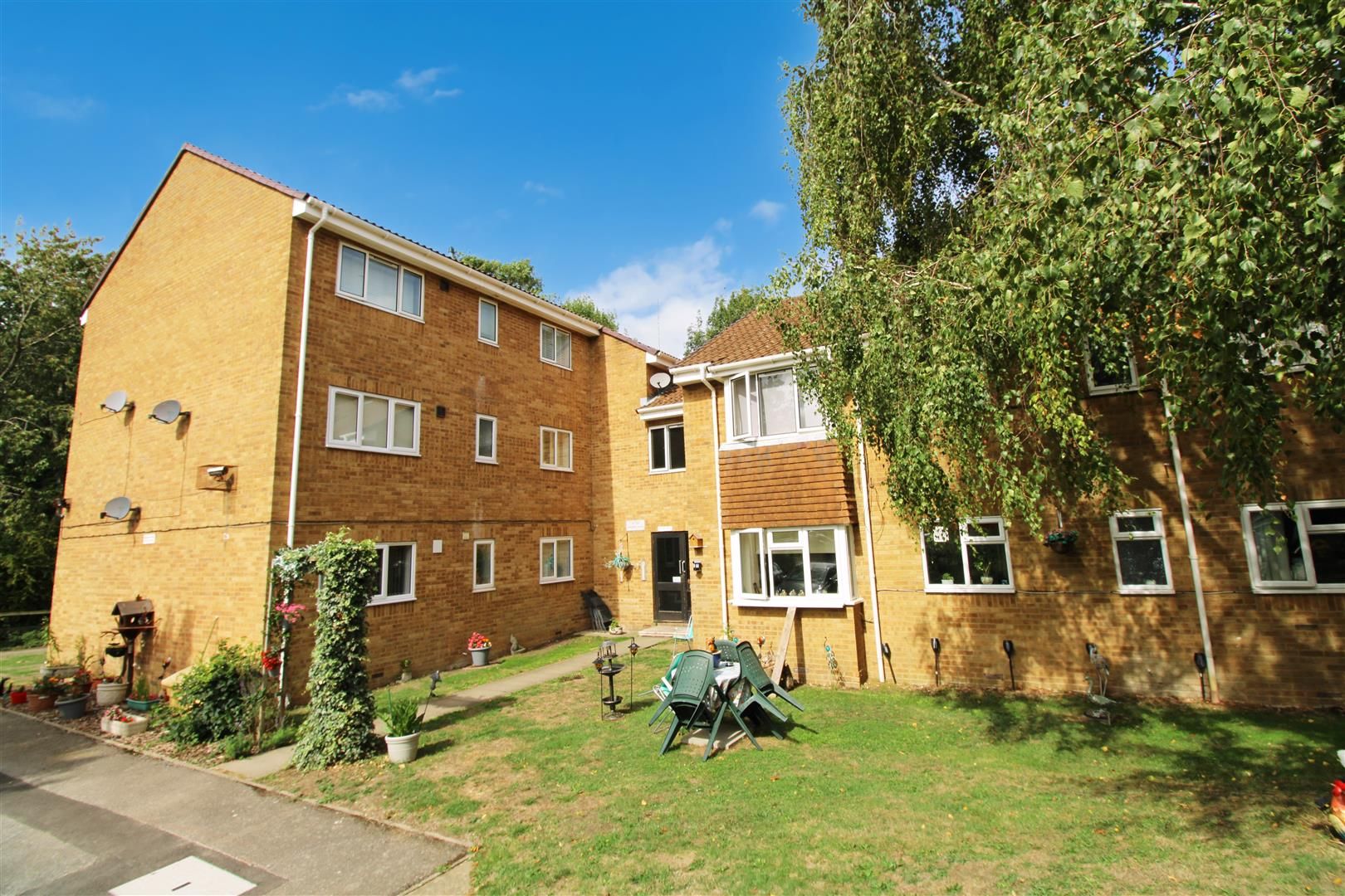 2 bed flat for sale in Gregory Close, Rainham, Gillingham ME8 Zoopla