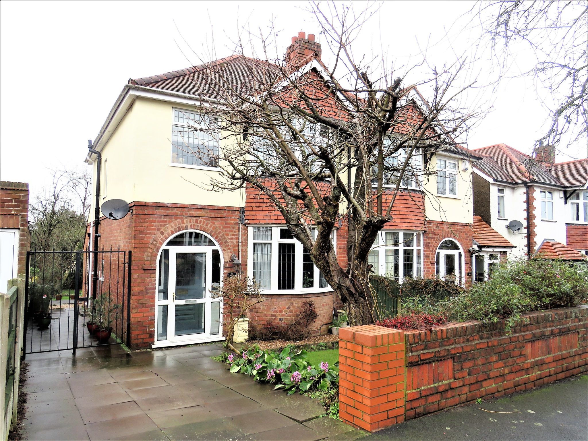 3 bed semidetached house for sale in Links Road, Penn, Wolverhampton