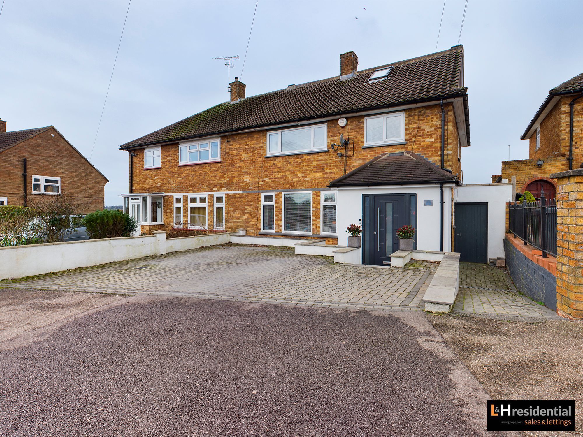 5 bed semidetached house for sale in Stanborough Avenue, Borehamwood