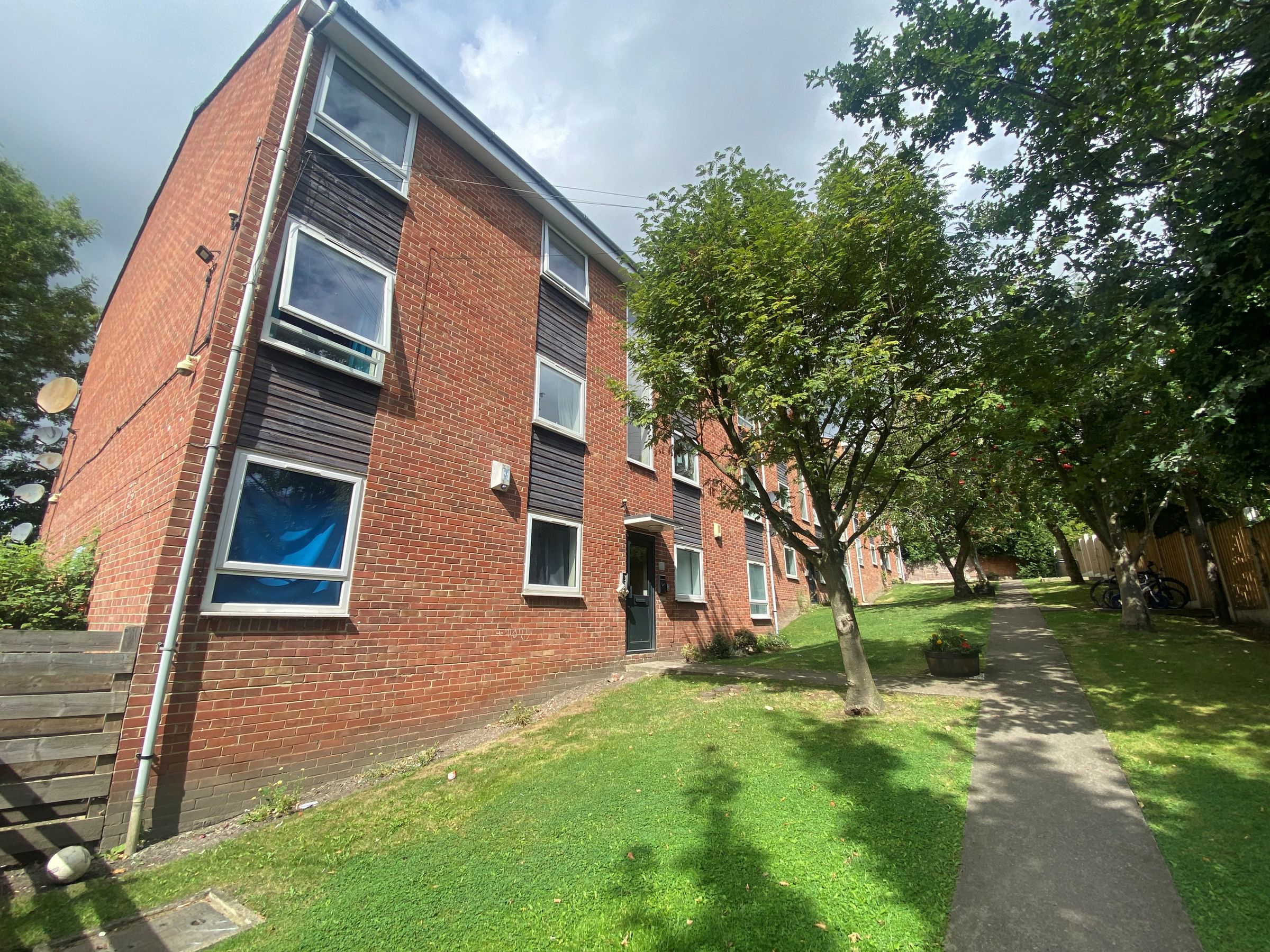 2 bed flat to rent in Welton Grove, Hyde Park, Leeds LS6 Zoopla
