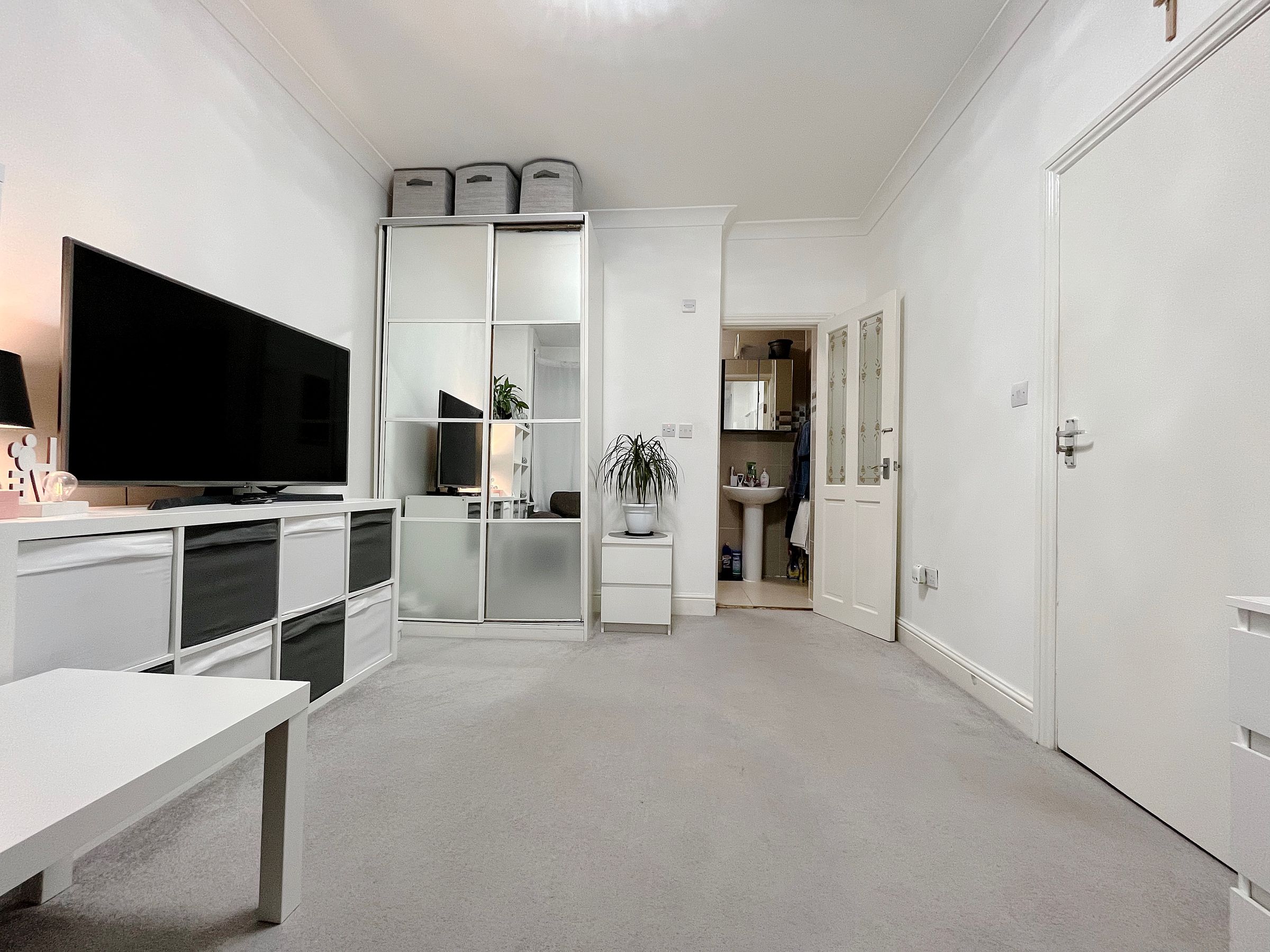 Room to rent in Kings Avenue, Hounslow TW3 Zoopla