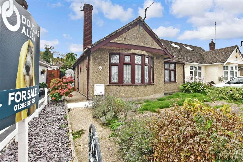 2 bed semidetached bungalow for sale in Elizabeth Drive, Wickford