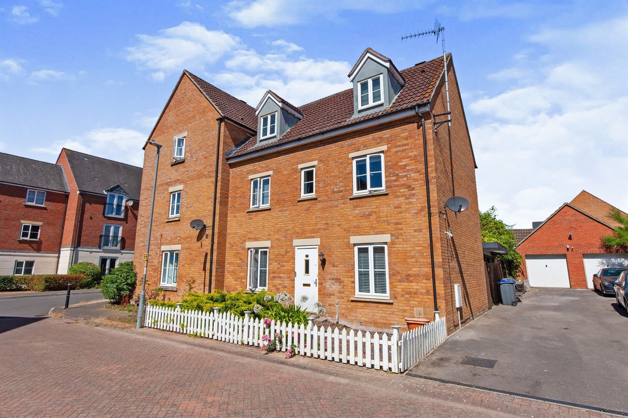 4 bed semidetached house for sale in Maddocks Road, Staverton