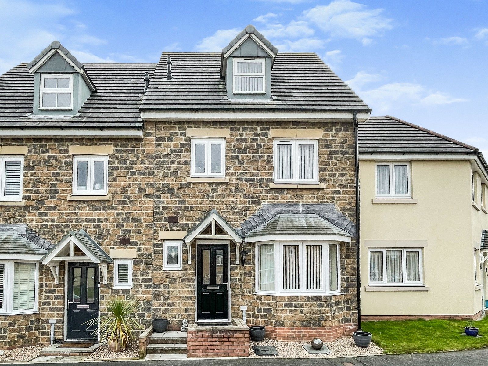 4 bed terraced house for sale in Cilgant Y Lein, Pyle, Bridgend. CF33