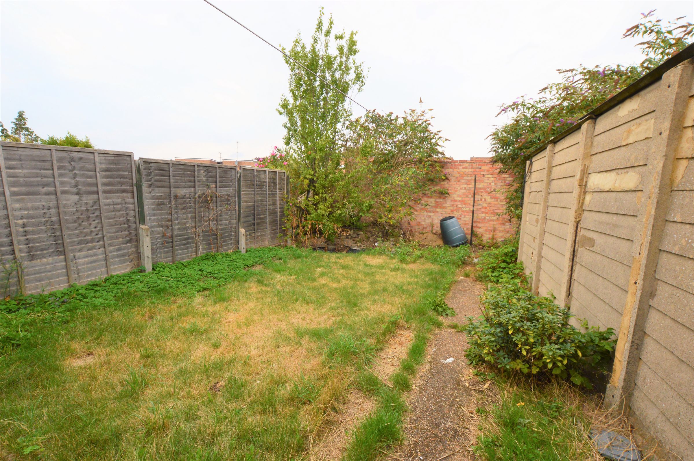4 bed semidetached bungalow for sale in Clare Road, Stanwell, Staines