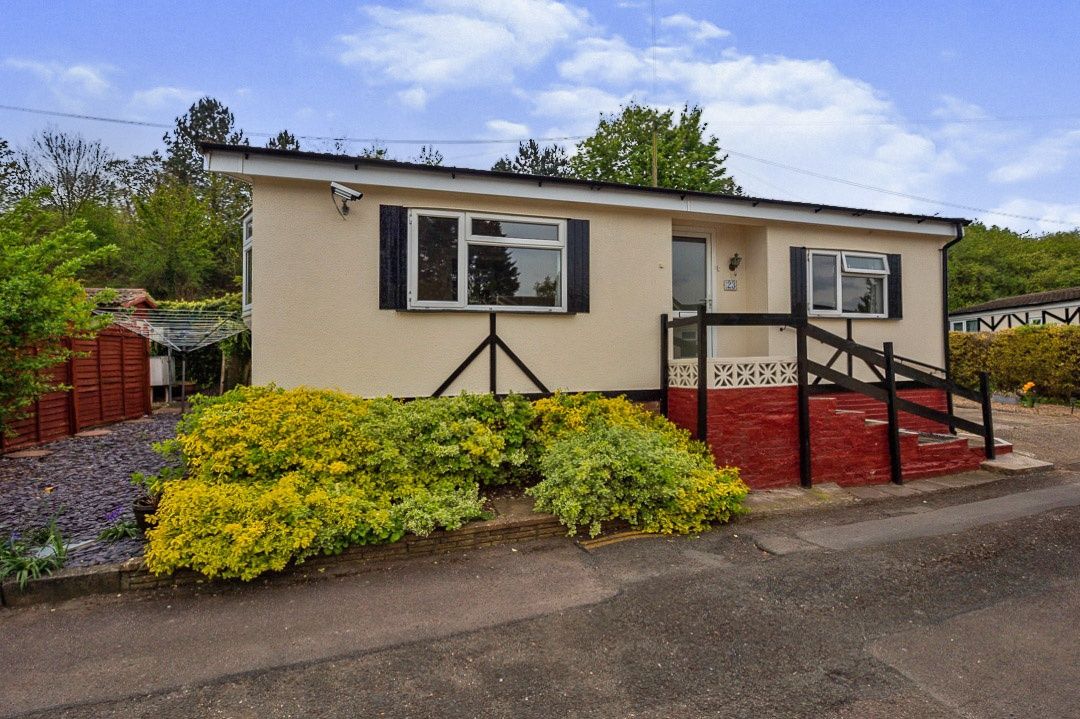 2 bed property for sale in Caddington Park, Skimpot Lane, Skimpot