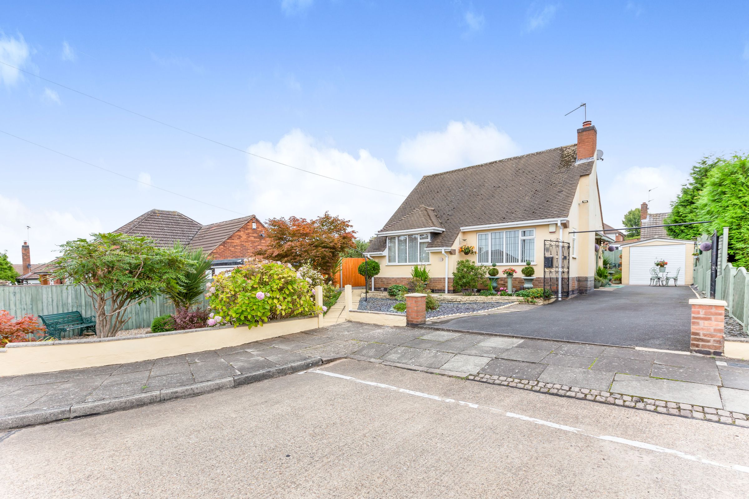 3 bed detached bungalow for sale in Sunnyfield Close, Evington