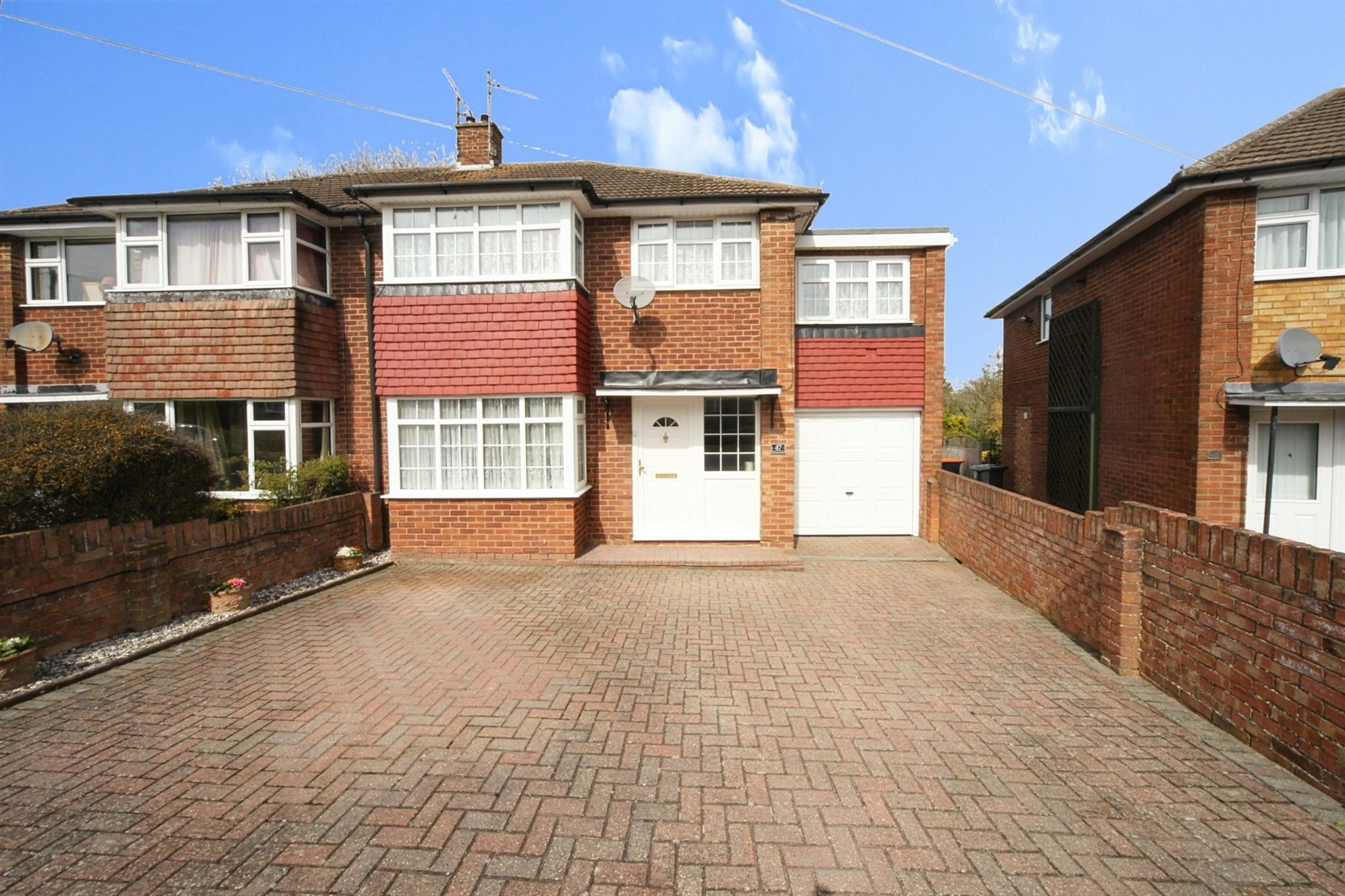 4 bed semidetached house for sale in Lockington Crescent, Dunstable