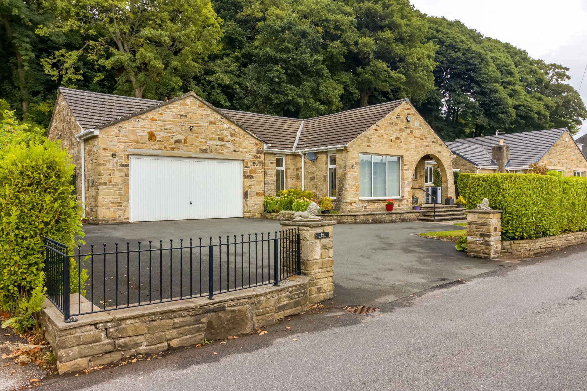 4 bed detached bungalow for sale in Binns Lane, Holmfirth HD9 Zoopla