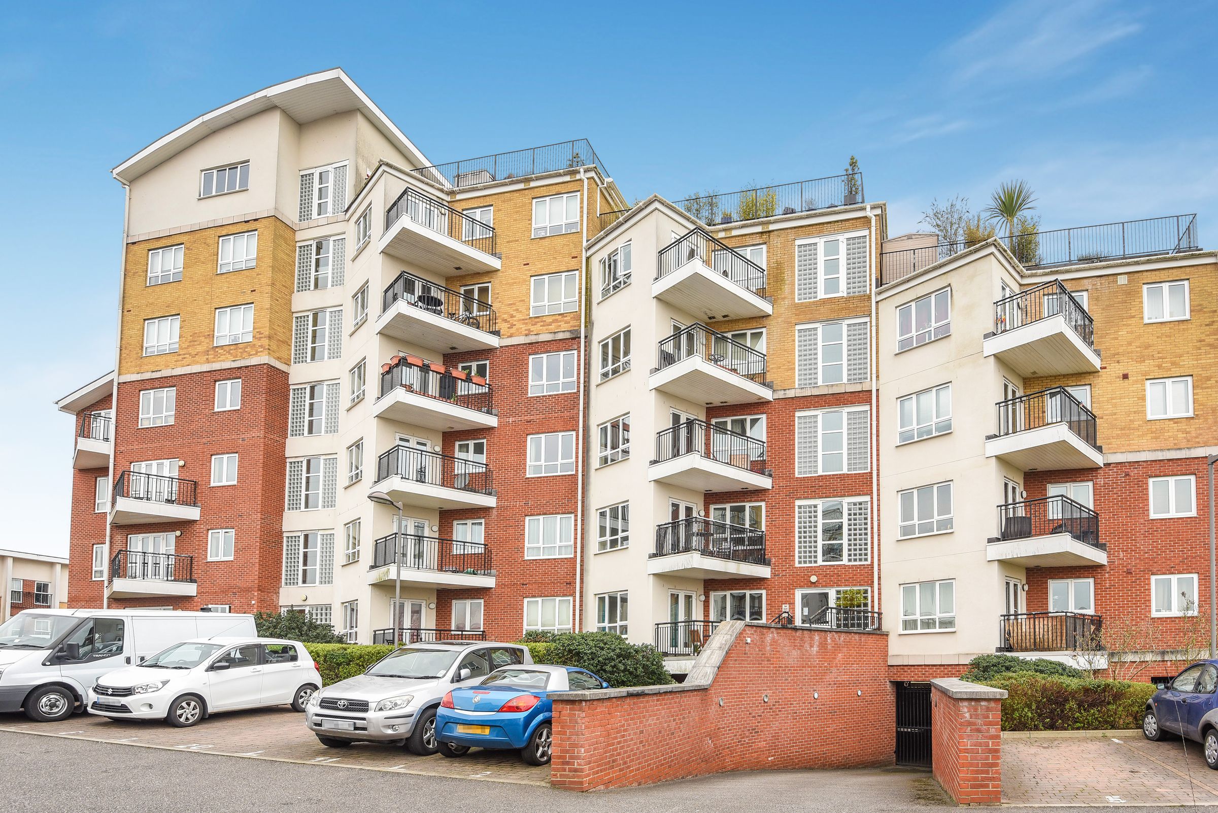 2 bed flat to rent in Rockwell Court, The Gateway, Watford