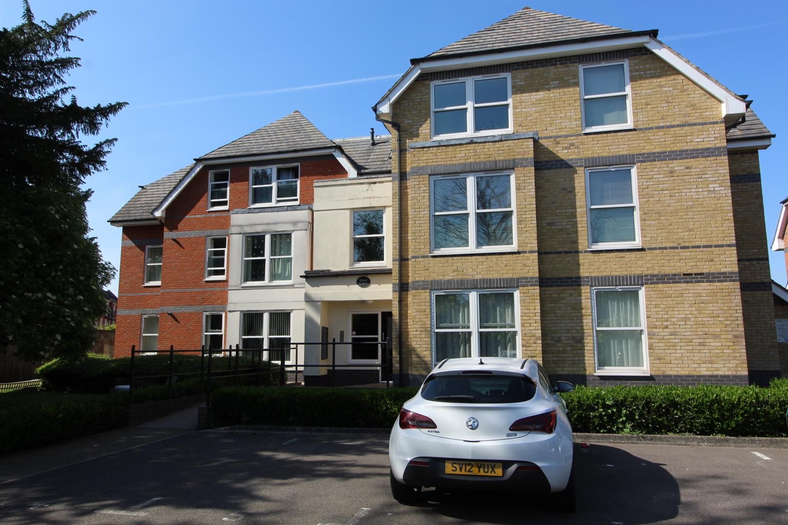 2 Bed Flat To Rent In Tower Court Vicarage Road Egham Tw20 Zoopla