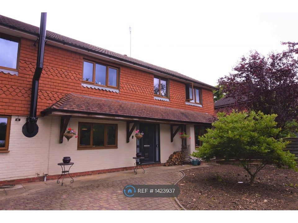 4 bed semidetached house to rent in Arundel Close, Passfield, Liphook