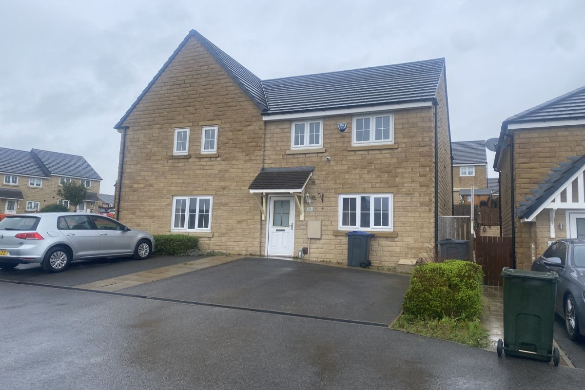 3 bed semidetached house to rent in The Knoll, Keighley, West