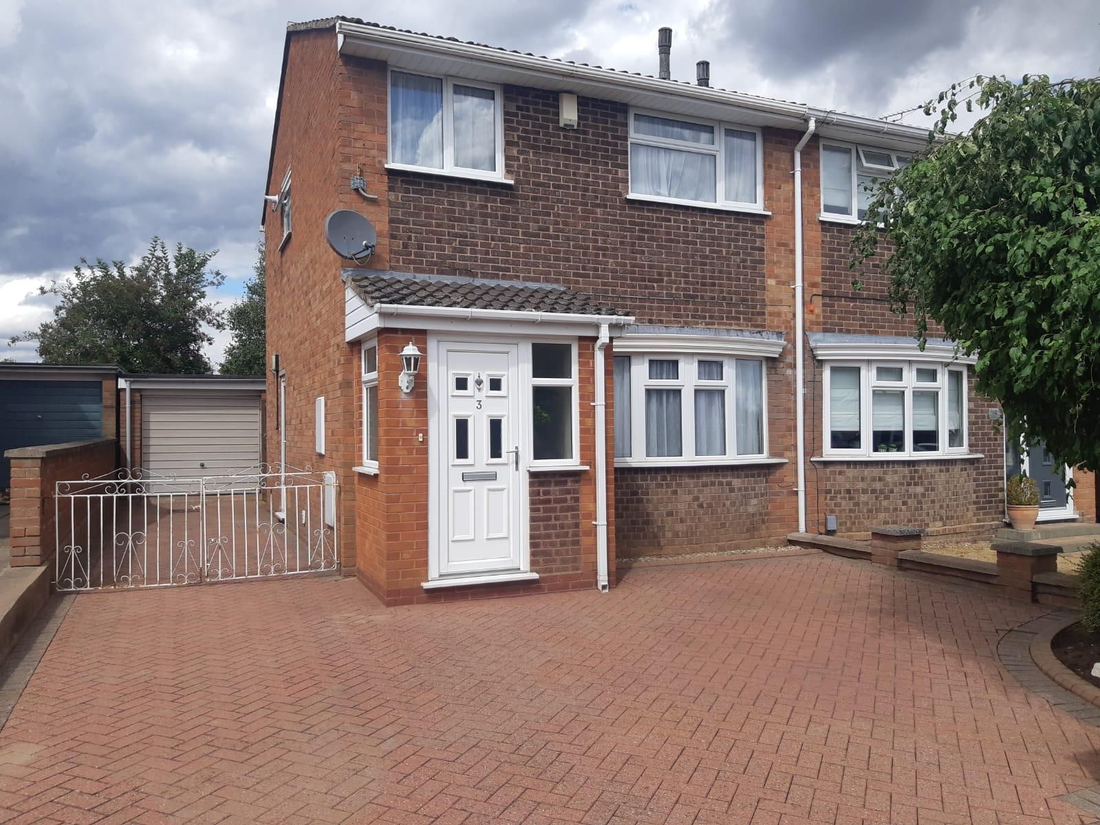 3 bed semidetached house for sale in Woodward Close, Whitnash