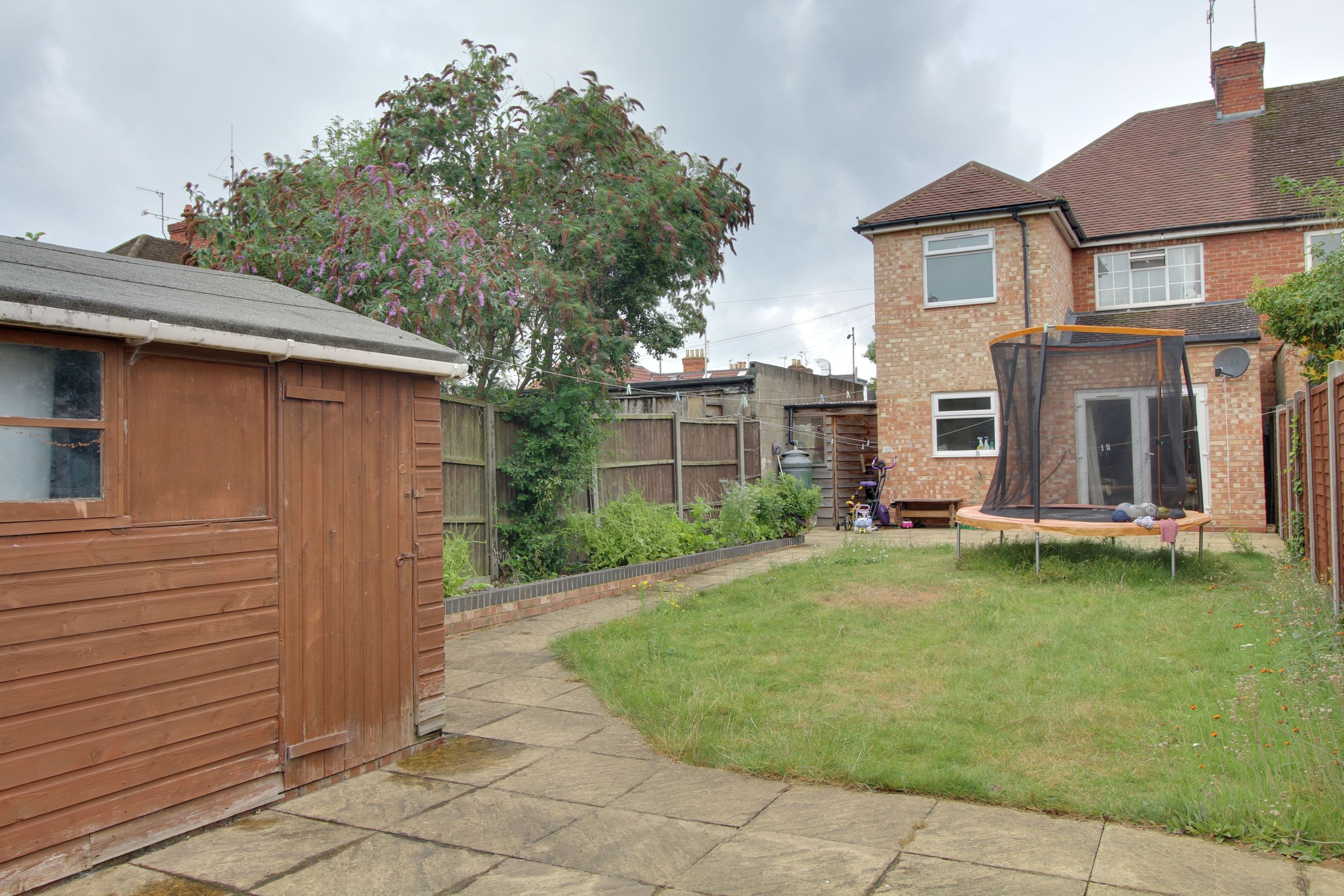 3 bed semidetached house to rent in Lower Newport Road, Aldershot GU12