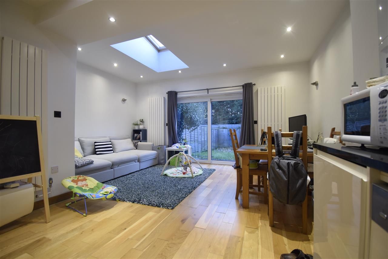2 bed flat to rent in Gordon Road, London W5 Zoopla