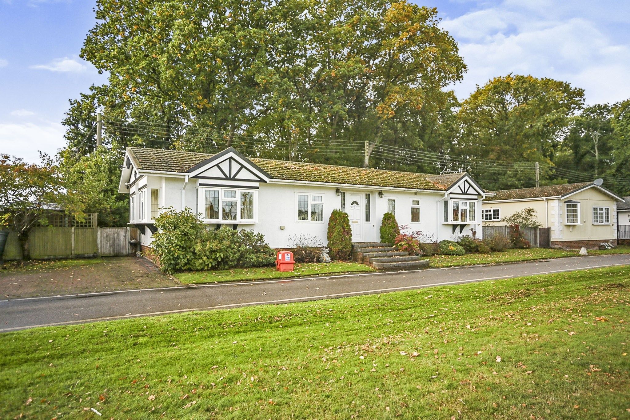 2 bed mobile/park home for sale in Woodlands Park, Biddenden, Ashford