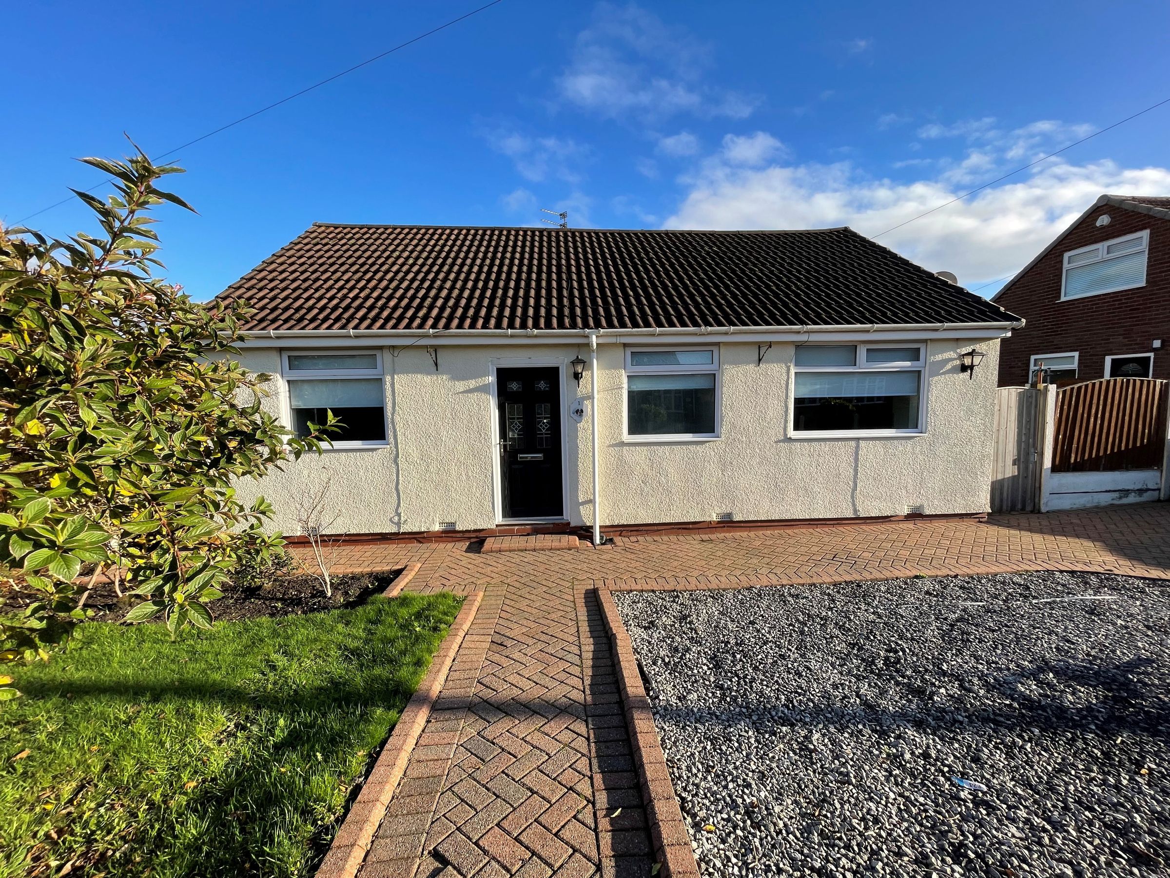 2 bed semidetached bungalow to rent in Ascot Road, Little Lever