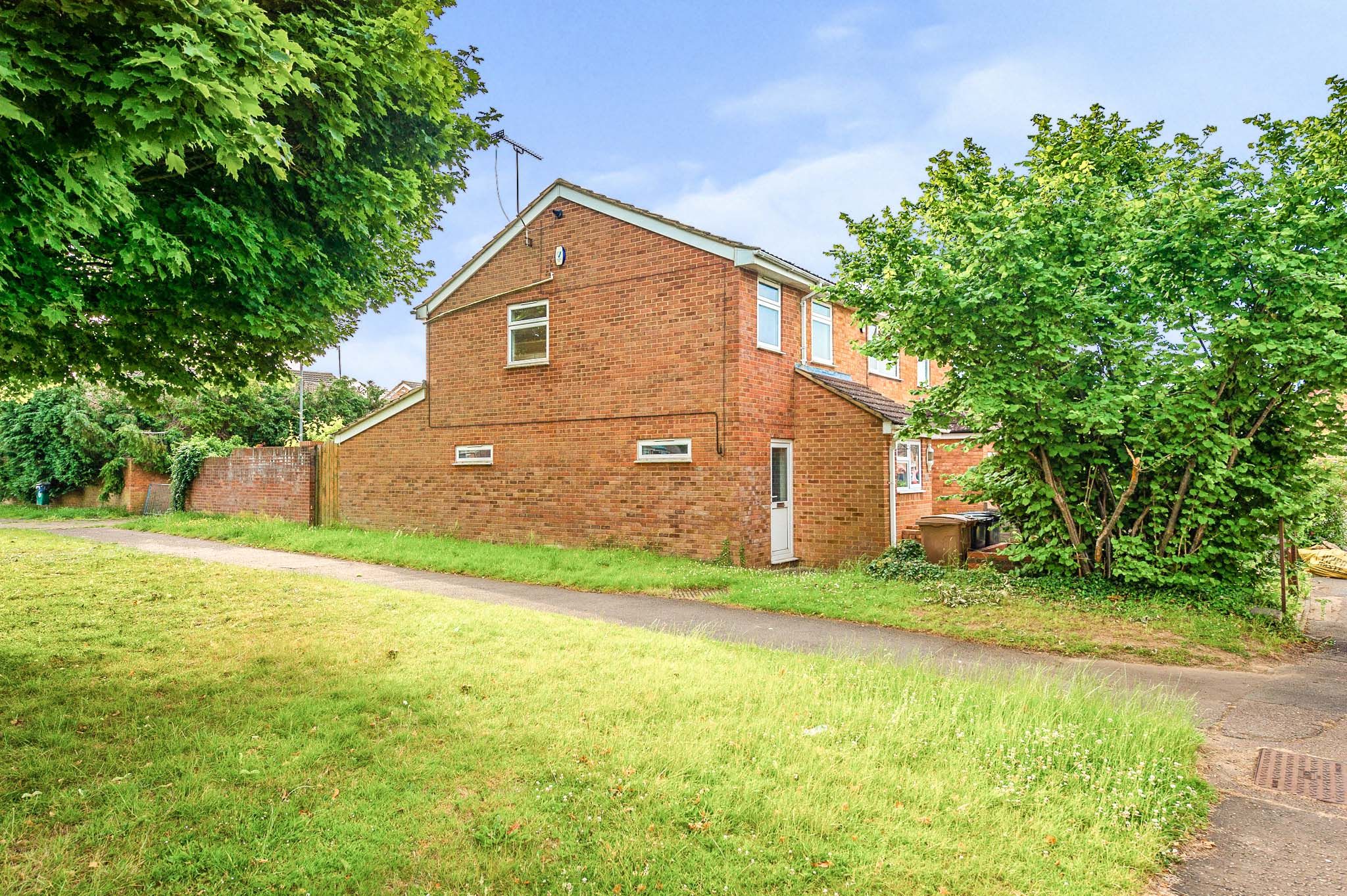 4 bed end terrace house for sale in Bembridge Gardens, Luton LU3 Zoopla