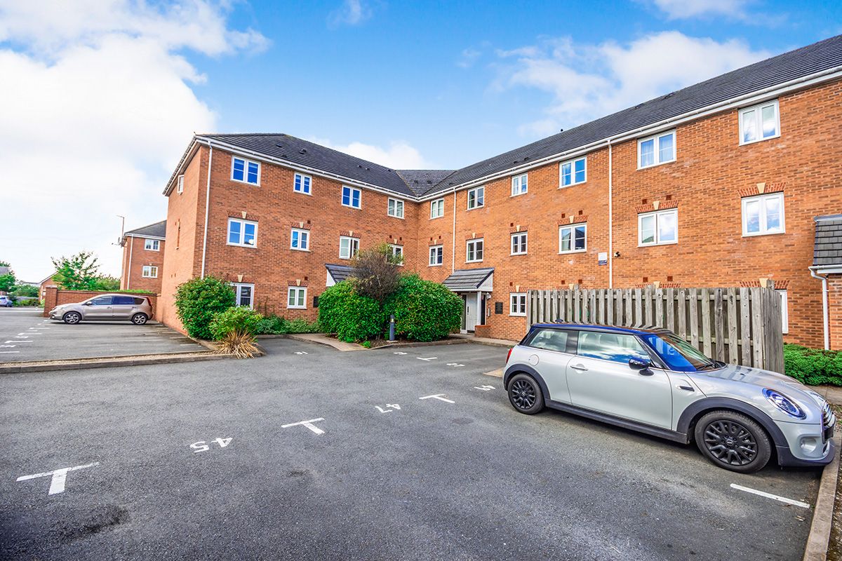2 bed flat to rent in Squires Grove, Willenhall, West Midlands WV12