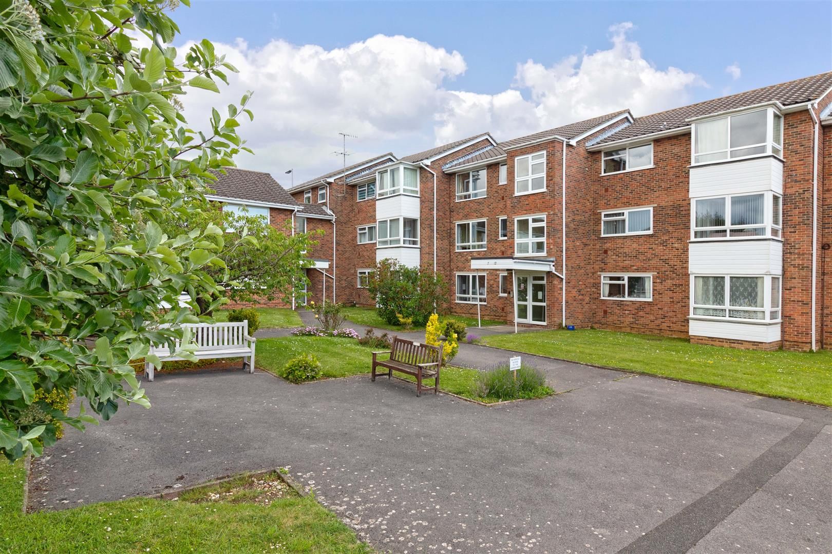 2 bed flat for sale in Hawthorn Gardens, Broadwater, Worthing BN14 Zoopla