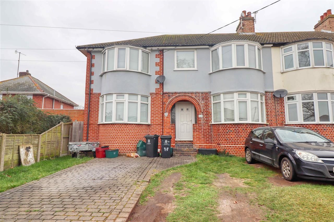 4 bed property for sale in Halstead Road, Kirby Cross, FrintonOnSea