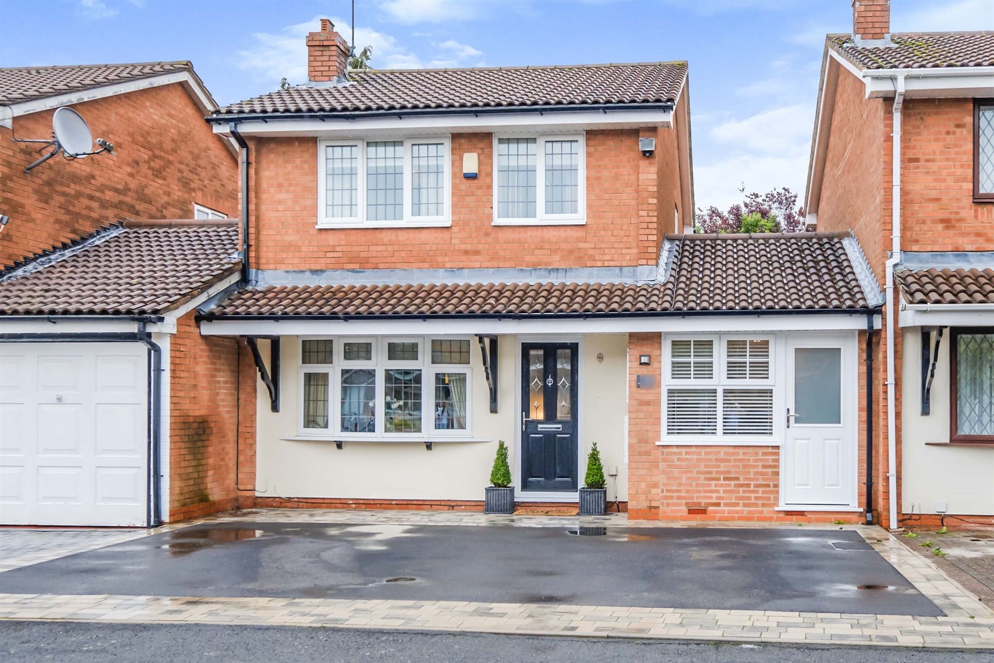 3 bed linkdetached house for sale in Newey Road, Hall Green