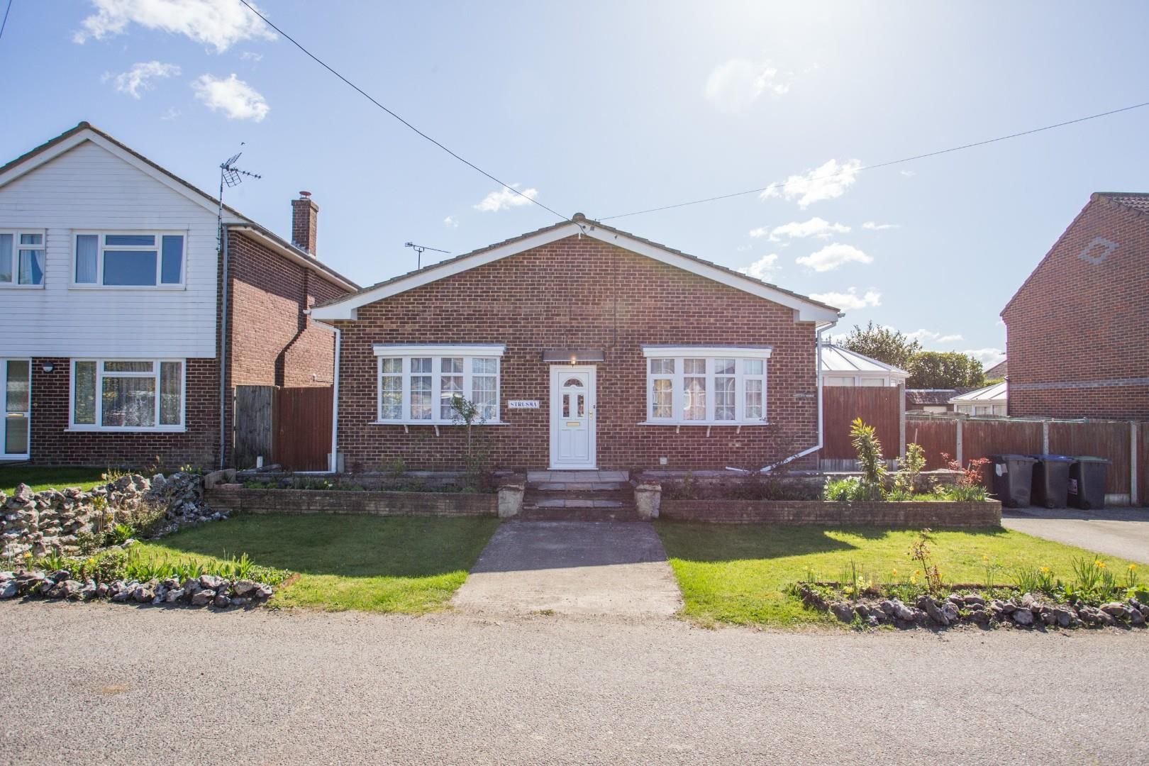 5 bed linkdetached house for sale in Aerodrome Road, Bekesbourne