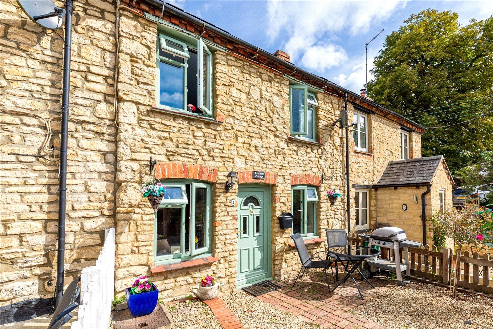 2 bed terraced house to rent in Bridge Street, Thornborough, Buckingham