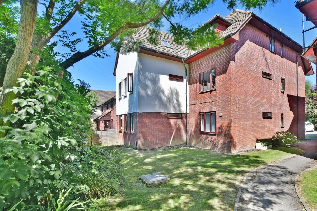 1 bed flat to rent in Kingston Avenue, Leatherhead KT22 Zoopla