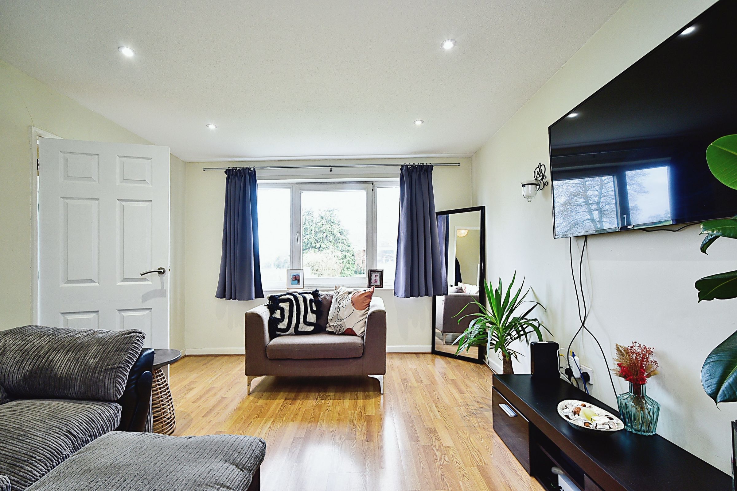 3 bed semidetached house for sale in Maunsell Way, Wroughton SN4 Zoopla