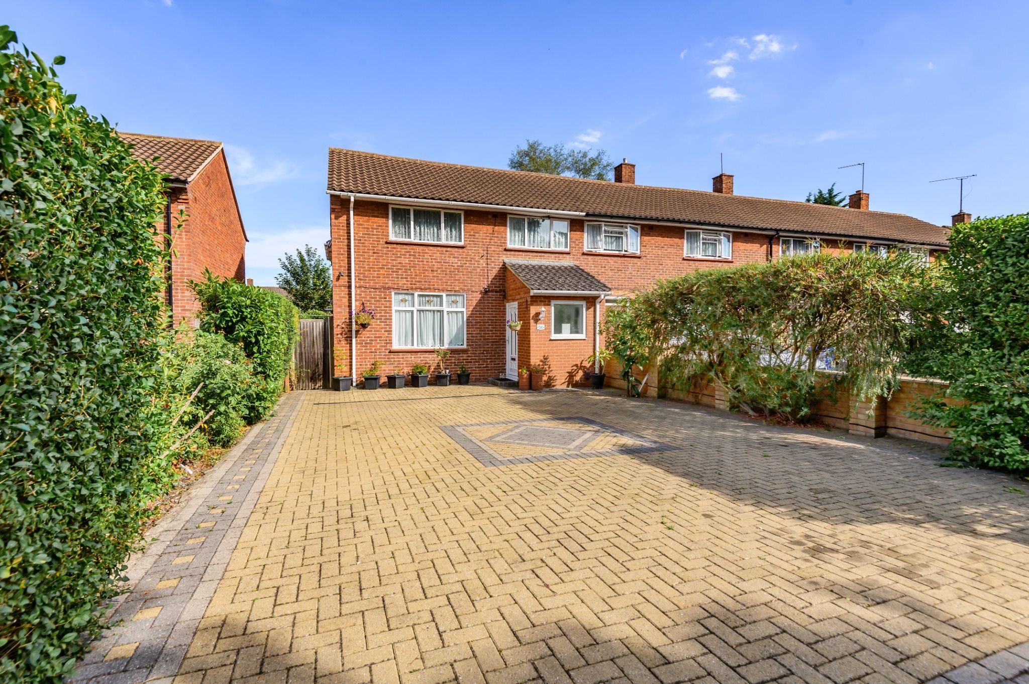 4 bed semidetached house for sale in Blackmore Crescent, Woking GU21