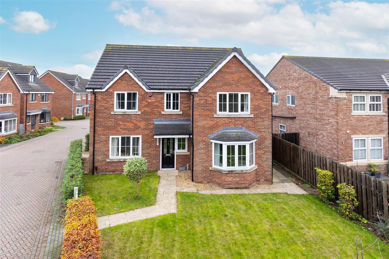 5 bed detached house for sale in Barrowby Gardens, Austhorpe, Leeds