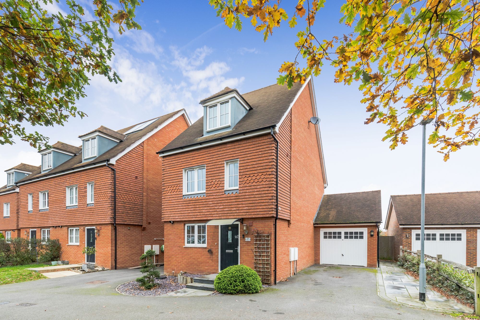 4 bed linkdetached house for sale in Little Meadow, Horley RH6 Zoopla