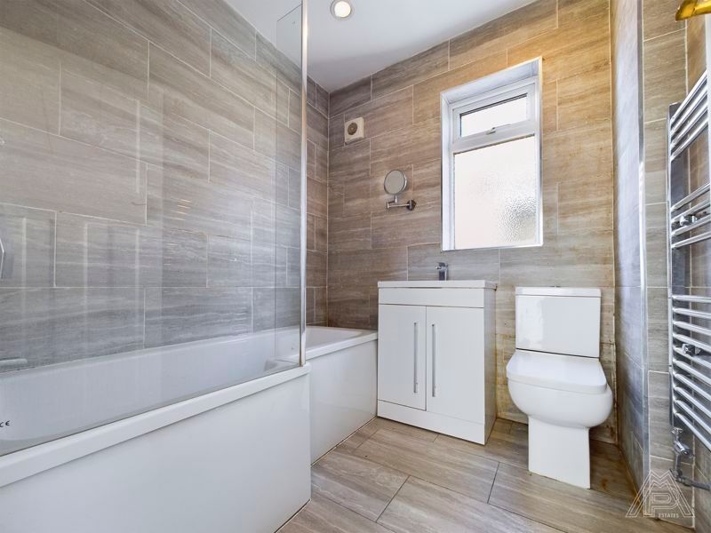 3 bed semidetached bungalow to rent in High Road, Orsett, Grays RM16