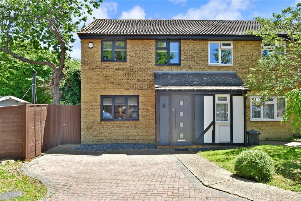 3 bed end terrace house for sale in The Everglades, Hempstead