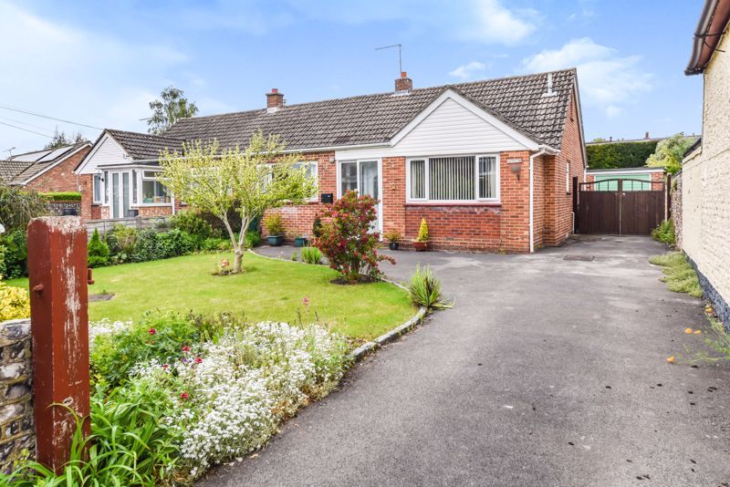 4 bed semidetached bungalow for sale in Mill Road, Denmead