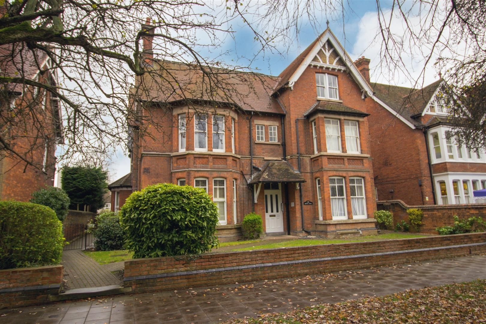 2 bed flat for sale in De Parys Avenue, Bedford MK40 Zoopla