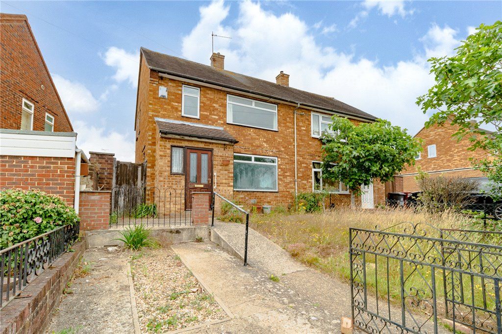 3 bed semidetached house for sale in Doddsfield Road, Slough