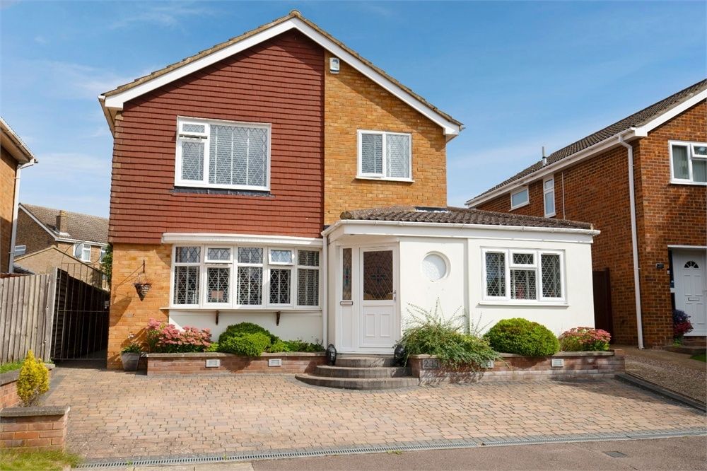 4 bed detached house for sale in Turnpike Drive, Luton, Bedfordshire