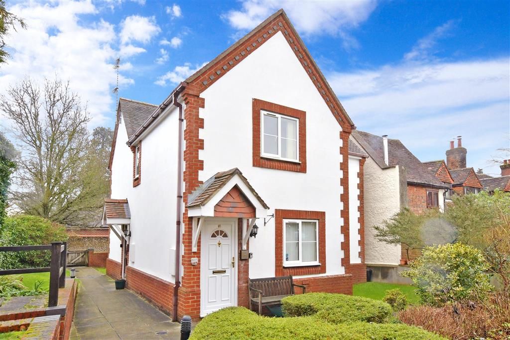 2 bed flat for sale in King Avenue, Petersfield, Hampshire GU32